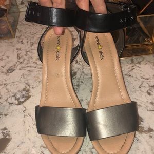 Seven dials healed shoe